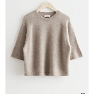 Boxy alpaca knit T-shirt - Säljer denna populära & Other stories tröjan i storlek xs pga att den inte kommer till användning längre💞Nypris 590kr