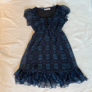 Rutig klännkng - Så söt rutig klänning! Storlek M och den slutar precis över knäna på mig som är 178cm💕 Klänningen var trasig när jag köpte den men jag har lagat den ( se bild 2) annars är den i jättebra skick!  Frakt tillkommer 💖