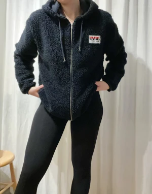 Teddyjacka - Teddyjacka från Svea. Lite mörkblå i färgen samt oversize i storleken. Använd 3-4 gånger.