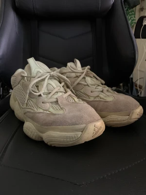 Yeezy 500 Supermoon Yellow - Bra skick, ingen box tyvärr. För fler bilder eller funderingar är det bara att skicka ett meddelande!