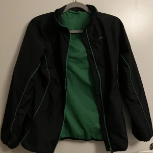 Jacka  - En fin vindjacka/regnjacka från Soc! I superbra skick🤩 storlek 158/164, passar S. Fungerar perfekt att ha till allt och toppen att tex ha när man tar en promenad eller springer ☺️ säljer väldigt billigt!