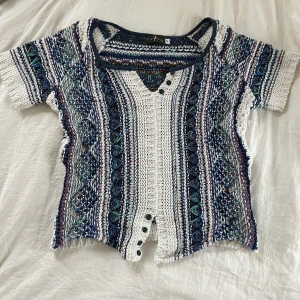 Sommartopp  - Världens finaste stickade t-shirt med fina färger och mönster. Perfekt till vår och sommar. Hör av er vid frågor!