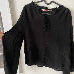 Blus - Superfin svart blus från indiska men vida ärmar. Säljer pga för liten. Skriv för fler bilder🪩✨💘