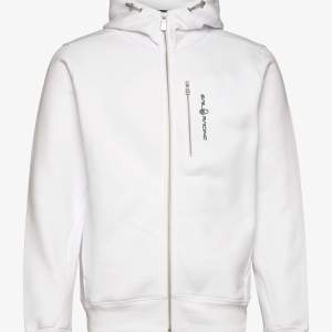 Säljer min sail racing hoodie då jag inte använder den längre, ena knappen vid dragkedjan har ramlat av men inga defekter, köptes i slutet på sommaren och använt fåtal gånger, ny pris 1300