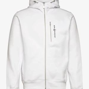 Sail racing hoodie  - Säljer min sail racing hoodie då jag inte använder den längre, ena knappen vid dragkedjan har ramlat av men inga defekter, köptes i slutet på sommaren och använt fåtal gånger, ny pris 1300
