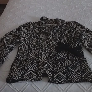 Kofta  - Kofta / Jacka  .  Svart + Vit  bomull 