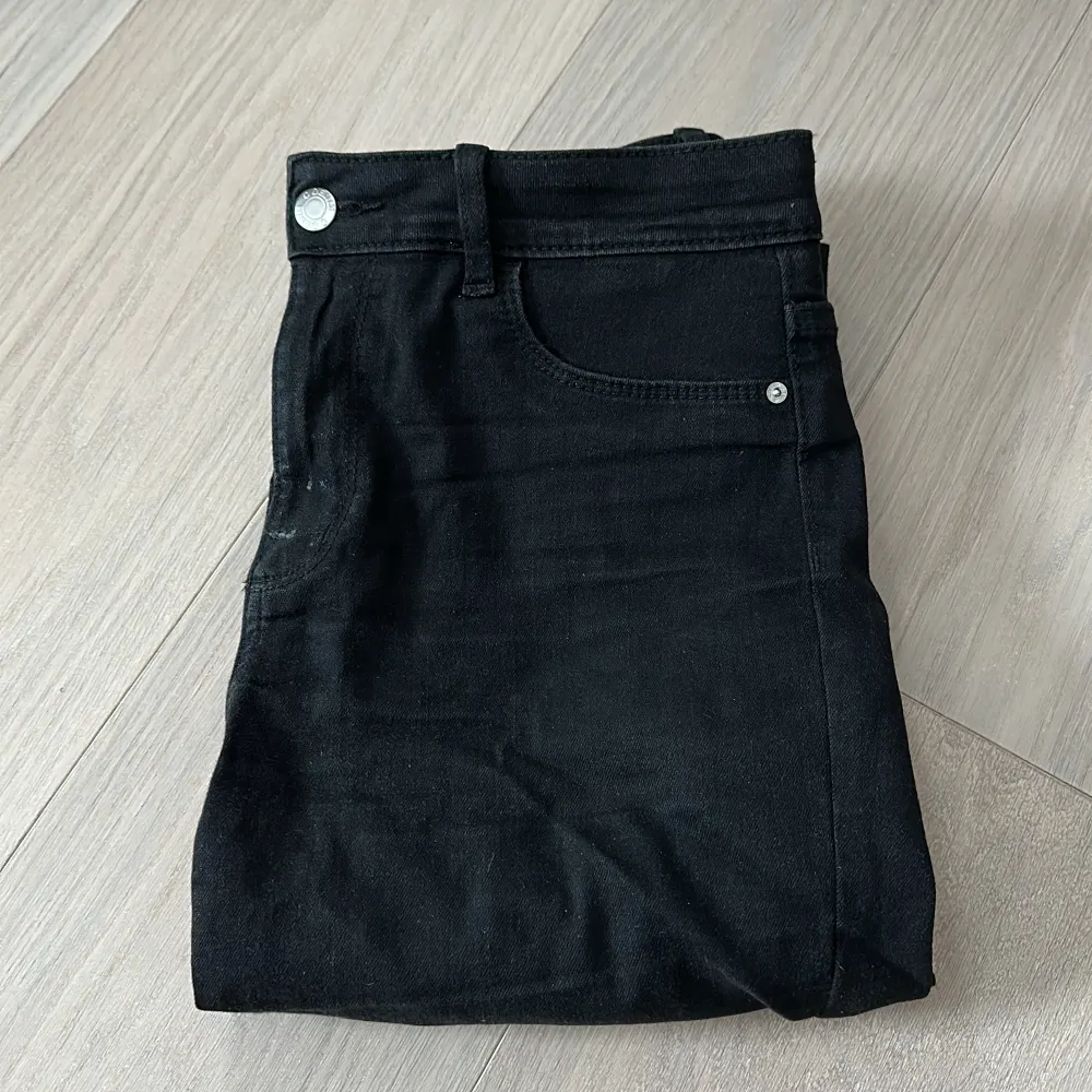 Svarta jeans ifrån Cubus. Strl M/30, bra skick . Jeans & Byxor.