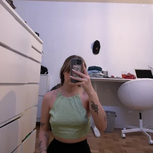 Linne  - Linne med öppen rygg, jätte söt  Fick av en vän med gillar ej hur den sitter på mig 