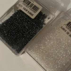 Små pärlor  - Säljer 3 askar med små pärlor. Paket pris är 100kr, annars 10kr st. Rekommenderar paket