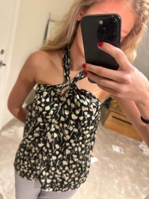 Zara topp  - Skit cool topp från zara som inte går att beställa längre! Säljer den pågrund utav att den inte används längre. Använd ca 5 gånger men har inga tecken på användning. 😍 Köpte den för 399 och säljer för betydligt mindre så passa på!! Stretchig runt bysten❤️