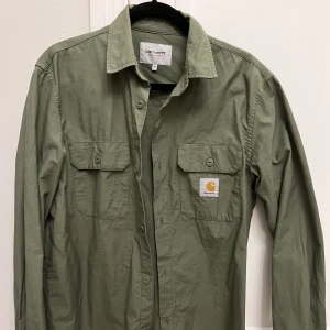 Carhartt Jacka - Carhartt jacka, säljer då den tyvärr inte kommer till användning längre. Herrmodell, nypris 1400kr. Säljer för 700kr i oanvänt skick. 