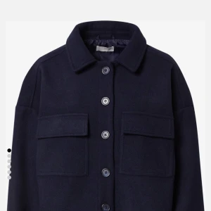 Mörkblå kappa - !Intressekoll! Kappa från LeGer by Lena, original pris är 825kr ☺️ !tryck inte på köp nu då de är intressekoll!! 650+frakt☺️