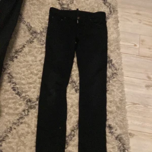 Dsquared2 byxor - Säljer mina äkta dsquared2 byxor köpta från kidsbrandstore.