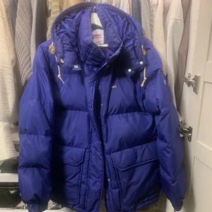 Tommy Hilfiger jacka - Min superfina Tommy jacka som tyvärr är lite för kort i armarna på mig. Mycket sparsamt använd, inga defekter som hål eller fläckar. Väldigt lik den populära fjällräven jackan. Nypris 2700kr