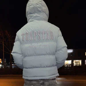 Trapstar jacka  - Tjena säljer nu min en månad gammal jacka med kvitto storlek L   Kom med bud pris ej satt 