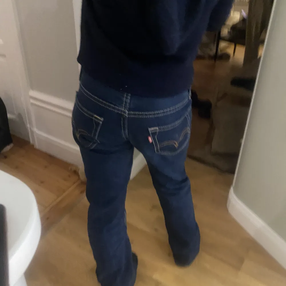 Säljer ett par jätteunika och lågmidjade jeans från Levis! Midjemått 76❤️ har själv 36/38 i Zara jeans❤️❤️ !! Tryck inte på köp direkt, så att det inte blir några missförstånd!!❤️. Jeans & Byxor.
