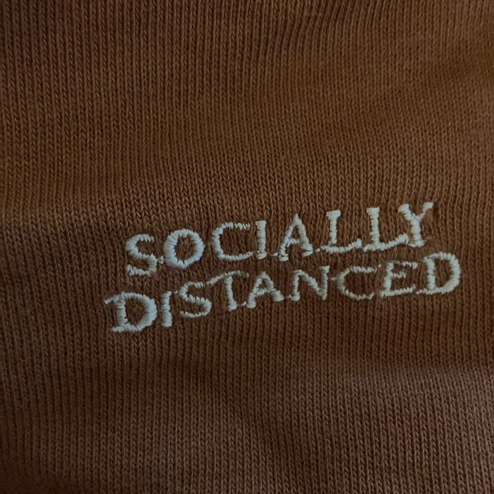 kort långärmad tröja från H&M divided storlek M brun/orange. Hoodies.