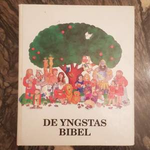Här säljer jag en Barnbibel som består av både Gamla testamentet & Nya testamentet. 95 berättelser finns med och mer än 500 korta berättelser i stor stil.