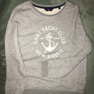 Gant collegetröja  - Grå collegetröja från Gant