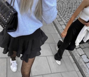 Chelsea volang skjll svart - Säljer nu denna svarta Chelsea kjol. Den är i storlek S men passar även XS och M. Har använt den men den är i bra kvalite. 