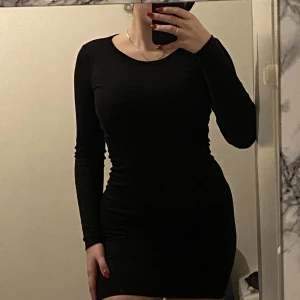 Svart klänning - Långärmad, svart klänning. Storlek Xs men funkar även om du bär S. Jag är 165cm och bär normlt S i klänningar. 