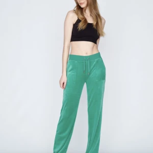 Juicy byxor - Säljer mina juicy byxor i färgen gumdrop green eftersom jag har ett par andra juicy så dessa kommer inte längre till användning💕 lite slitage längst ner på byxorna men inget som märks av💕 skriv privat för egna bilder eller frågor💕!pris kan diskuteras!