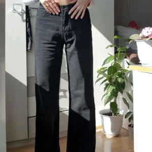 Midwaist svarta baggy jeans - Midwaist svarta baggy jeans m på mig som är storlek S sitter dom midwaist om du är större storlek så kommer dem att sitta highwaist ❤️  Har flera byxor till så in och kika ❤️