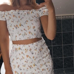 Somrig Croptop - Så söt somrig topp från bikbok i fint blommigt mönster🌸 använd bara en gång
