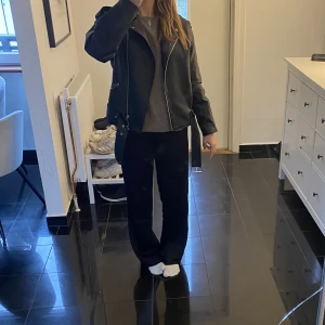Skinjacka  - Jätte snygg skinjacka som jag säljer då den inte kommer till användning, använd max två gånger ☺️☺️Är 167 och har storlek 38 och den sitter perfekt på mig, är snygg att ha både oversized och vanlig passform 🫶🏻🫶🏻