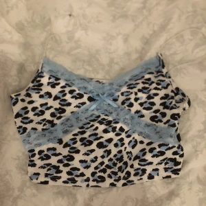 Söt top - Jättefin top med leopardprint. Har aldrig använt själv men inköpt secondhand. Jättefin kvalitet fortfarande och passar s-m