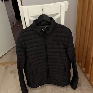 Colmar jacka - Säljer min colmar jacka för jag har så många jackor så vill bli av med några. Använt fåtal gånger (5 gngr Max) skick 9/10-10/10. Nypris 3499 startar bud från 1200