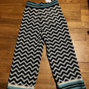 Zara byxor  - Ett par byxor från Zara som inte används eftersom de är för små. Prislappen sitter kvar. 