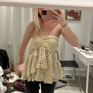 Volangtopp Hm - Säljer denna galet snygga volangtopp från Hm i Ganni vibe 💘💘 egentligen en kjol men funkar som båda! Jättebra skick! Möts upp på Östermalm eller fraktar🫶🏼
