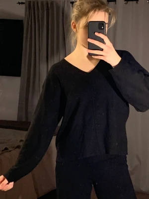 Långärmad Vringad Tröja - Fin passform och fint skick.