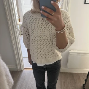 stickad tröja zara - säljer min fina stickade tshirt från zara! tror nypriset var 399. använd typ 5 gånger så väldigt bra skick! storlek xs men oversized så passar fler storlekar beroende på hur man vill ha passformen🧸