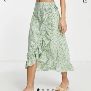 Grön omlottkjol - Somrig omlottkjol från Vero Moda!! 💚🌴☀️🌞Beställd i fel storlek och aldrig använd. Lapp och originalpaketering kvar. Originalpris 439kr, nu 300kr!