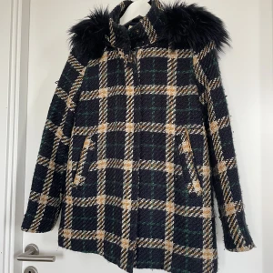 Rutig kort kappa från Esprit - Rutig kort kappa från Esprit! Pälsen är avtagbar. Tyvärr har den blivit lite nopprig över tiden dock tror jag att man kan lätt fixa med noppmaskin.