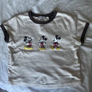 T-shirt Pull&Bear  - Fin Musse pig tröja från Pull&Bear. Croppad tröja i storlek M. Superfint skick knappt använd!