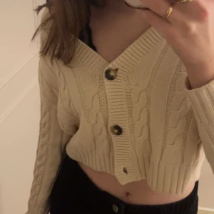 beige cardigan - en beige/offwhite cardigan från Monki🤍 använts en hel del men inga synliga skador och ser ut som ny! skriv för fler bilder💕
