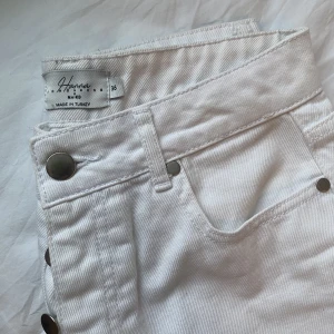 Jeans med slits - Snygga vita bootcutjeans med slits från en av Hanna Schönbergs kollektioner med nakd! 