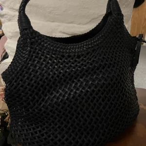 Marinblå axelväska - Marinblå axelväska. Knappt använd. 