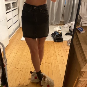 Grå jeanskjol  - Tyvärr för liten för min smak, bra skick 