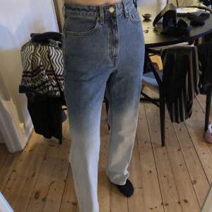 Coola jeans från Weekday, med två färger. Helt oanvända. Typen Rowe. Storlek 27/32.