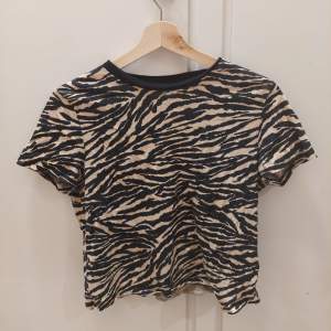 Snygg zebra mönstrad tshirt. Knappt använd, i bra skick. Säljes för den blivit för liten. 25kr+frakt