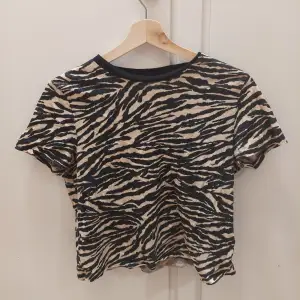 Snygg zebra mönstrad tshirt. Knappt använd, i bra skick. Säljes för den blivit för liten. 25kr+frakt