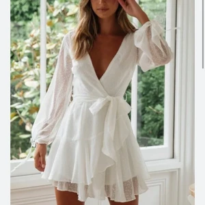 Vit klänning - Säljer min studentklänning från Dennis Maglic. Funkar både som sommarklänning men även som studentklänning. 