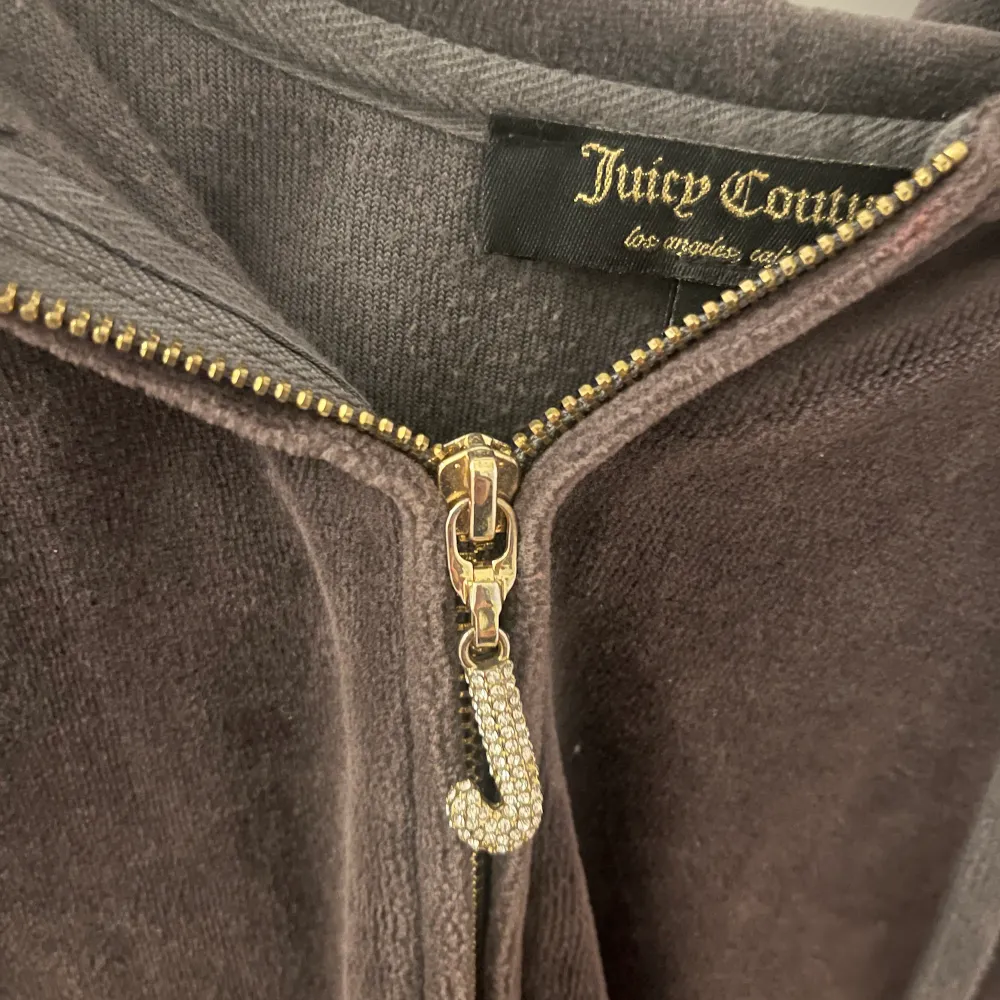Säljer denna snygga juicy coutore zip up hoodien🫶🏼 köpare står för frakt! Liten i storleken . Tröjor & Koftor.
