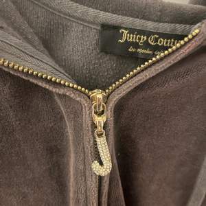 Säljer denna snygga juicy coutore zip up hoodien🫶🏼 köpare står för frakt! Liten i storleken 
