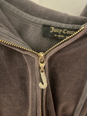 Juicy tröja  - Säljer denna snygga juicy coutore zip up hoodien🫶🏼 köpare står för frakt! Liten i storleken 