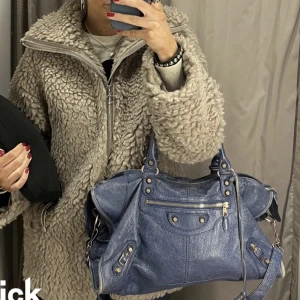 Balenciaga väska  - Wow wow!!! Säljer min balenciaga väska som är sparsamma använt, men finns tecken på användning💥❤️ As snygg och skriv vid fler frågor 